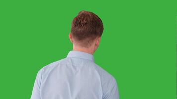 joven caucásico hombre aislado en verde pantalla antecedentes video