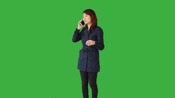 joven asiático mujer en pie aislado en verde pantalla antecedentes video