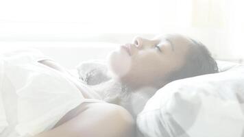 jovem mulher relaxante e dormindo em cama às casa video