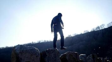 estilo de vida retrato de hombre en traje disfrutando río puente paisaje al aire libre video