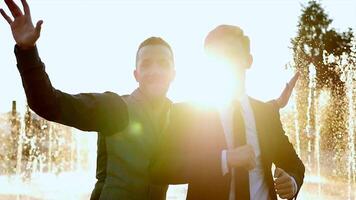 twee jong gelukkig zakenman dansen vrolijk samen buitenshuis Bij zonsondergang video