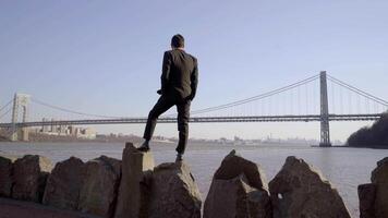 masculino pessoa caminhando sobre pedra pedras superação obstáculos e ter sucesso video