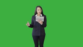 portret van jong vrouw in pak geïsoleerd Aan groen scherm achtergrond video
