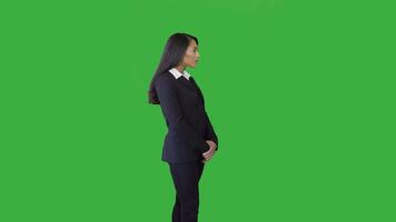 porträtt av ung kvinna i kostym isolerat på grön skärm bakgrund video
