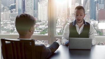 dos joven empresario hablando juntos trabajando en Finanzas trabajo video