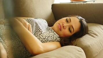 Jeune asiatique femme relaxant sur canapé canapé à Accueil video