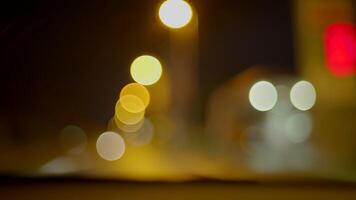 colorida noite tráfego luzes borrado bokeh fundo video