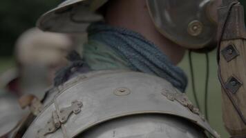 Gruppe von Epos Armeen Trupp von historisch Gladiatoren im Uniform gehen zu Krieg video