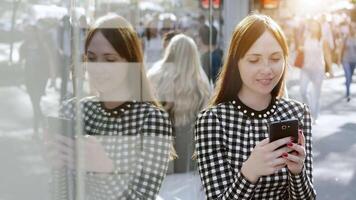 jovem caucasiano mulher conversando em Móvel telefone dispositivo video