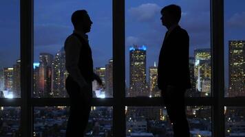 twee jong zakenman pratend samen werken in financiën baan video