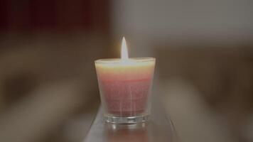 candela luci ardente dentro religioso Chiesa video