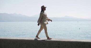 kvinna person gående på sjö pir semester destination video