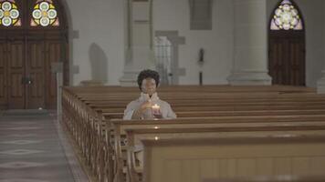 fiel fêmea pessoa fazendo religioso espiritual orar ritual video
