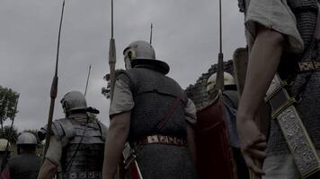 vieux rétro ancien armée soldats marcher ensemble sur guerre champ de bataille video