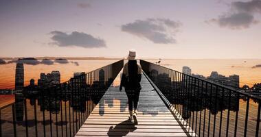 despreocupado jovem africano mulher caminhando em ponte desfrutando vida lado de fora video