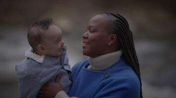 content femme prise se soucier de nouveau née bébé pendant maternité video