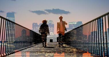 uma homem e uma mulher caminhando juntos ao ar livre em ponte estrada video