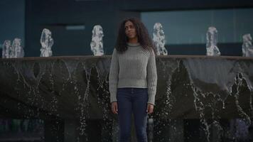 porträtt av ung kvinna med svart lockigt hår i de stad i långsam rörelse video