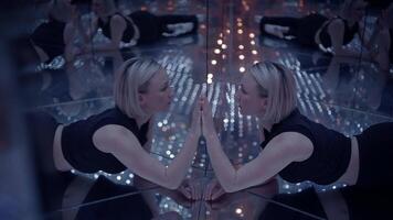 jung blond Frau erkunden Zimmer von Spiegel im traumhaft Fantasie Neon- Licht video