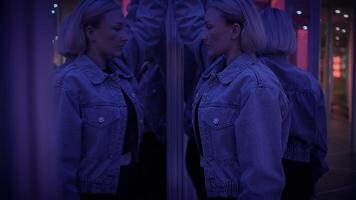 zelfverzekerd vrouw persoon in beweging binnen hal van spiegels zien zelf reflectie video