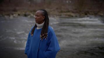 jong Afrikaanse vrouw met cornrows vlechtjes haar- stijl genieten van natuur buitenshuis video