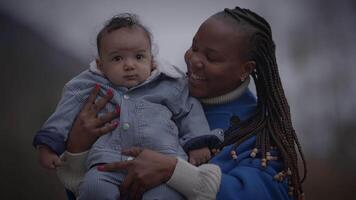mor innehav ung bebis barn pojke utanför njuter familj liv video