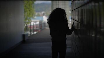 glücklich jung Frau mit lockig Haar Tanzen auf Stadt Straße im schleppend Bewegung video