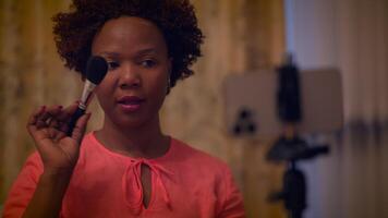 vrouw maken omhoog influencer opname een schoonheid Product Aan slim telefoon video