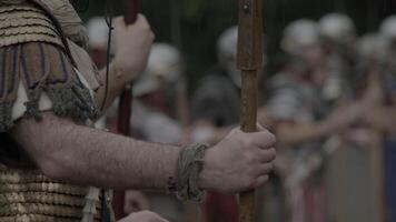 groupe de épique armées troupe de historique gladiateurs dans uniforme Aller à guerre video