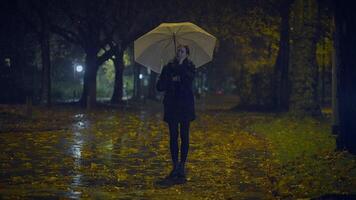 desapontado fêmea pessoa dentro miserável humor segurando guarda-chuva video