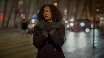 ledsen ensam kvinna besviken väntar ensam i de stad gator på natt video