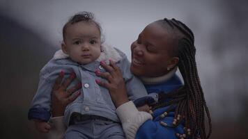 glücklich Frau nehmen Pflege von Neugeborene Säugling während Mutterschaft video