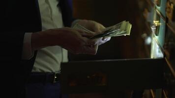 zakenman opening storting opslagruimte doos binnen kluis opslaan ons dollar papier valuta contant geld video