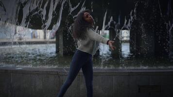 femelle la personne montrant spectaculaire émotif nage libre Danse bouge toi video