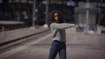 femelle la personne montrant spectaculaire émotif nage libre Danse bouge toi video