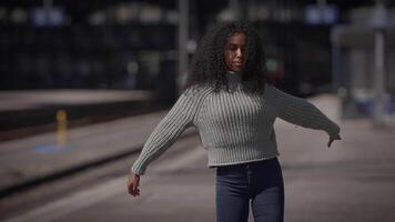 weiblich Person zeigen dramatisch emotional Freistil tanzen Bewegung video