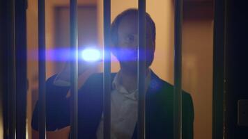 Detektiv Ermittler beobachten versteckt Zimmer Spannung Thriller Szene video