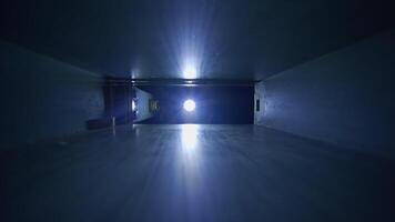 detetive investigador observando escondido quarto suspense suspense cena video