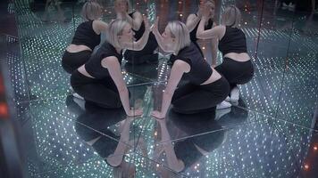 zelfverzekerd vrouw persoon in beweging binnen hal van spiegels zien zelf reflectie video