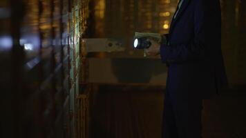 Detektiv Ermittler beobachten versteckt Zimmer Spannung Thriller Szene video