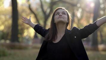 felicidad estilo de vida retrato de joven mujer disfrutando ciudad vida video