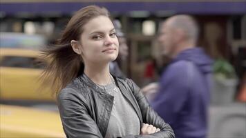 geluk levensstijl portret van jong vrouw genieten van stad leven video