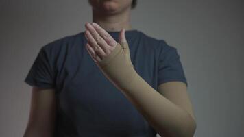 medizinisch Hand Kompression Strümpfe zum Behandlung von Krampfadern- Venen, Thrombose und Thrombophlebitis. komprimierend Strickwaren. Krankenhaus Kompression Socke auf Hand. Hand Unterstützung zum Lymphödem, Arthritis. video