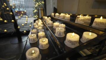 Berlin, Allemagne. kaiser Guillaume gedachtniskirche intérieur à l'intérieur pendant Noël et Nouveau année vacances avec foules de visiteurs. vues à l'intérieur de ruiné église point de repère dans Berlin. video