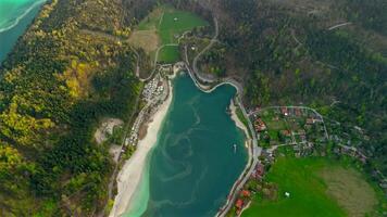 luftaufnahme blick auf håla Walchensee von der herzogstandbahn. antenn se sjö walchen och stad av Walchensee, zwergern halvö, som sett från herzogstand fjäll, övre Bayern, Bayern, Tyskland. video
