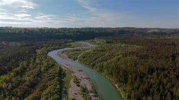 antenne visie isar rivier- en wind molens in zonnig weer in de buurt stad- van wolfratshausen in Beieren, duitsland. luftaufnahme der isar ongedaan maken der windkrachtwerk von wolfratshausen in bayern, duitsland. video