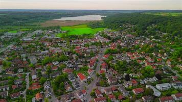 zumbido ver pilsensee ver en bayern, Seefeld, hechendorf Deutschland luftaufnahme. aéreo ver de lago pilsensee compartido lago zona con lago amer en baviera, Alemania cerca Munich. video