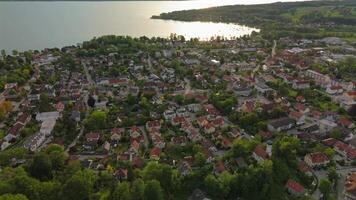 herrsching un m ammersee luftaufnahme bei sonnenuntergang. un aérien vue de le petit allemand ville de herrsching près le grand Lac ammersee à été le coucher du soleil dans Bavière, Allemagne. Lac amer. video