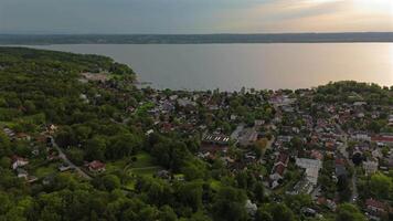 Herrsching am Ammersee Luftaufnahme bei Sonnenuntergang. An aerial view of the small German town of Herrsching near the large Lake Ammersee at summer sunset in Bavaria, Germany. Lake Ammer. video