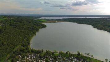 zumbido ver pilsensee ver en bayern, Seefeld, hechendorf Deutschland luftaufnahme. aéreo ver de lago pilsensee compartido lago zona con lago amer en baviera, Alemania cerca Munich. video